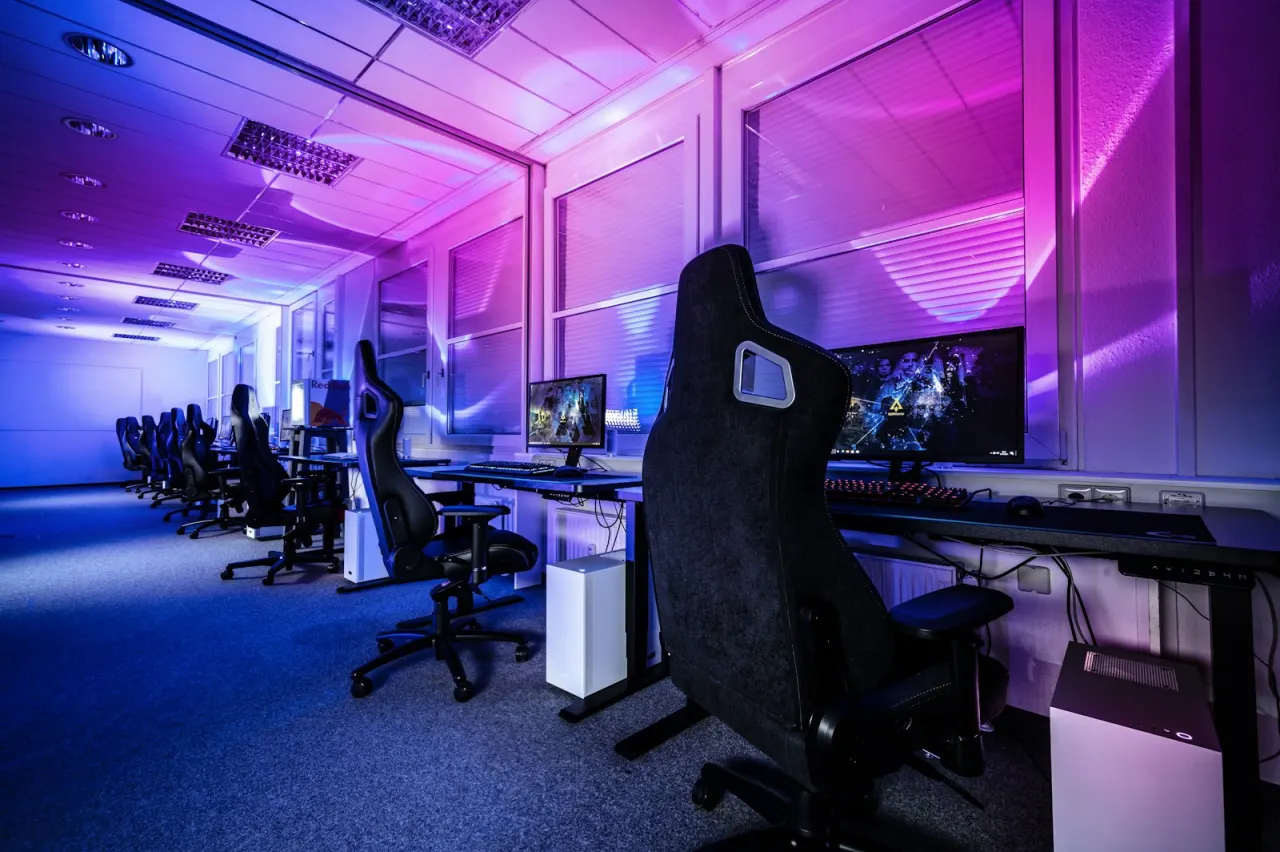 Vegas E-Spor salonunda sıra sıra dizilmiş gaming bilgisayarları ve oyuncu koltukları